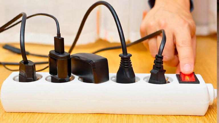 The extension cord setup that looks neat but traps heat and starts trouble