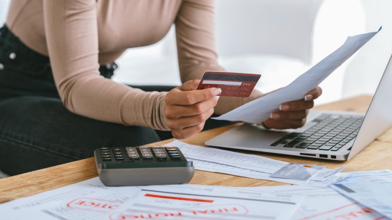 Credit card debt explodes $27B in 3 months as delinquencies soar<br><br>