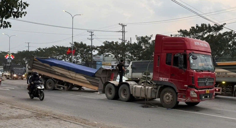 Xe đầu kéo đang lưu thông bất ngờ bị gãy trục, rơi rơ-moóc ra đường
