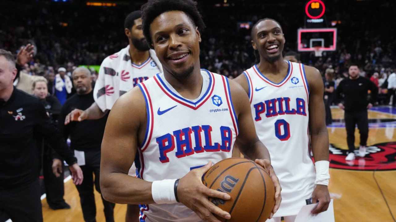 Toronto fans show their love for beloved former Raptor Kyle Lowry