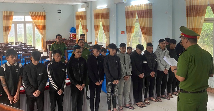 Kéo nhau đi trả thù giữa đêm, 21 thanh niên đuổi chém nhầm người