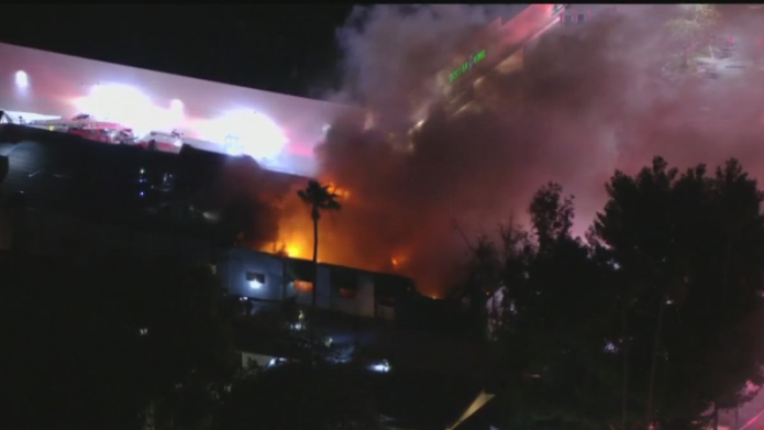 Crews in Winnetka battle large fire at commercial building