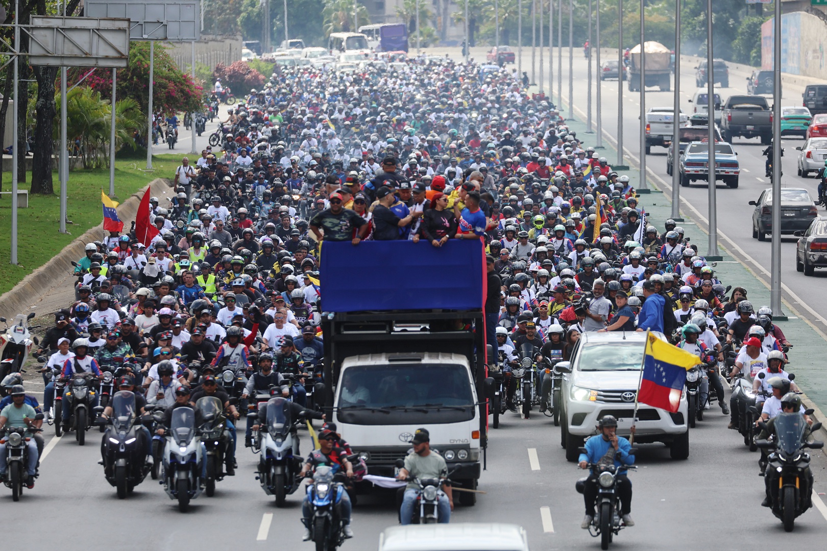 Transportistas chavistas salen en caravana por Caracas para pedir la ...
