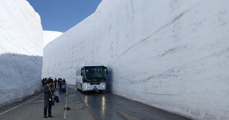 Ce route est ensevelie par la neige.