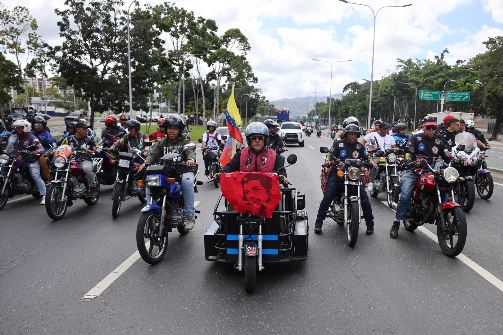Transportistas chavistas salen en caravana por Caracas para pedir la ...