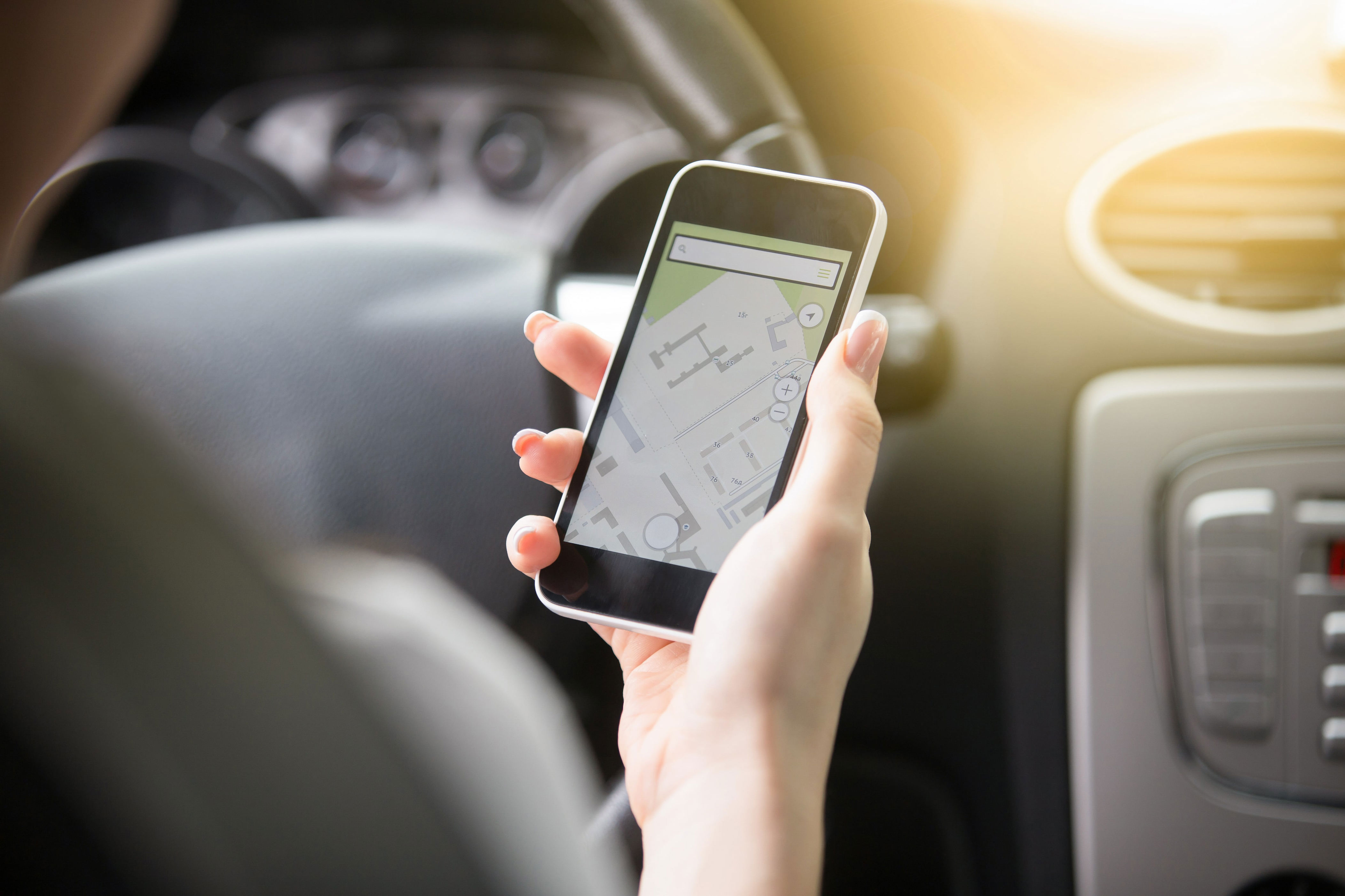 ¿De cuánto es la multa por usar el celular mientras manejas en 2026?