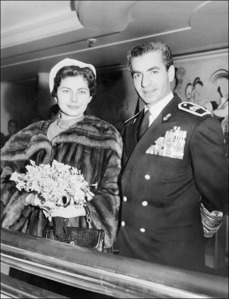 L’ultimo scià Mohammed Reza Pahlavi con la seconda moglie Soraya nel 1953 (Ansa).