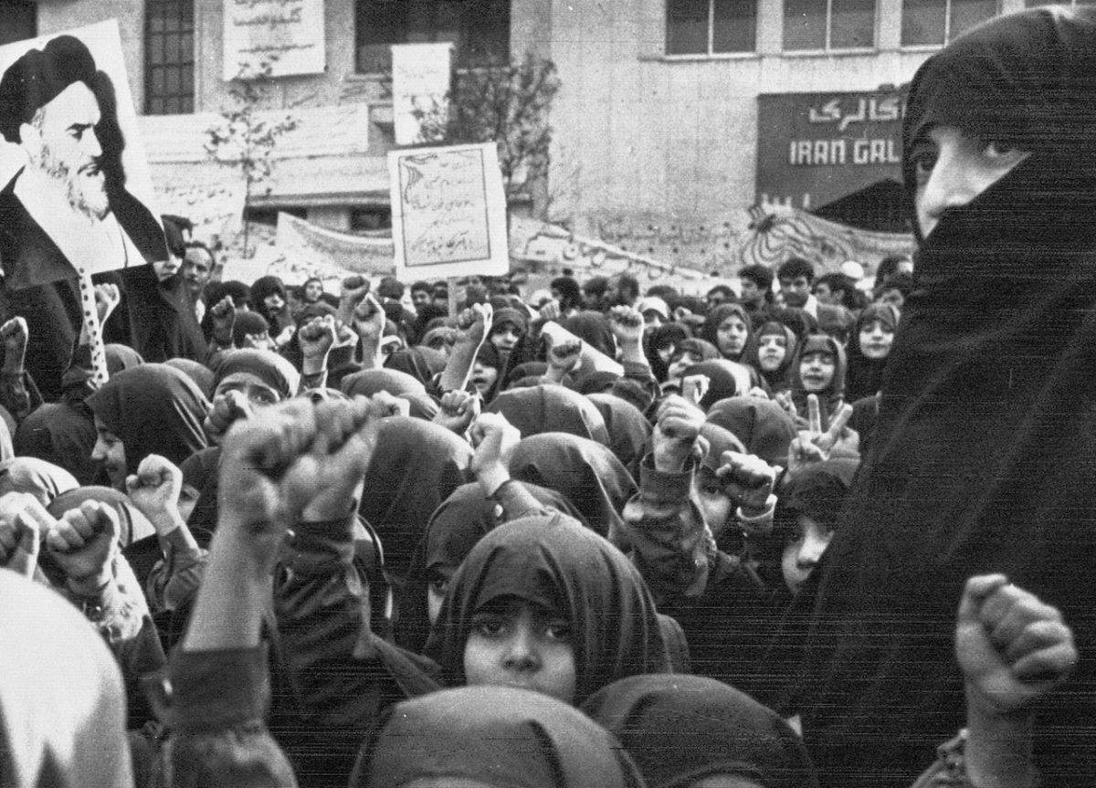Rivolta davanti all’ambasciata Usa di Teheran il 27 novembre 1979 (Ansa).