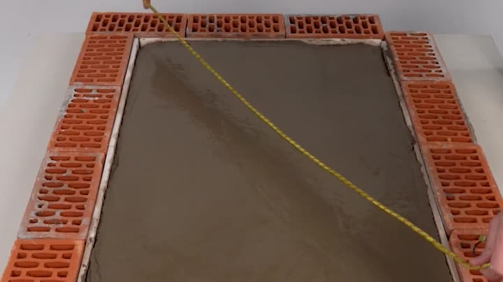 Cascata de cimento inspirada em bola de futebol