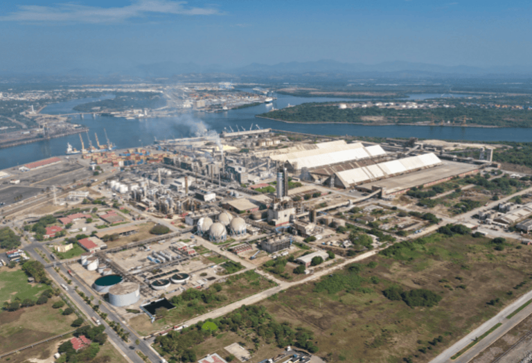 Imagen compartida por la presidenta de México, durante una supervisión de la planta Fertinal en Lázaro Cárdenas, Michoacán, como parte del impulso iniciado en el gobierno del presidente López Obrador para recuperar y ampliar la producción nacional de fertilizantes a cargo de Pemex.