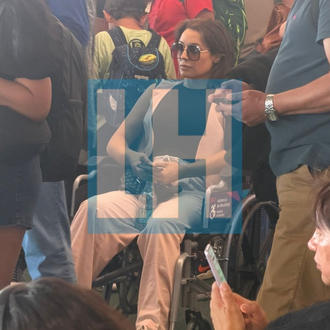 Captan a Camila Polizzi en silla de ruedas en aeropuerto de Santiago