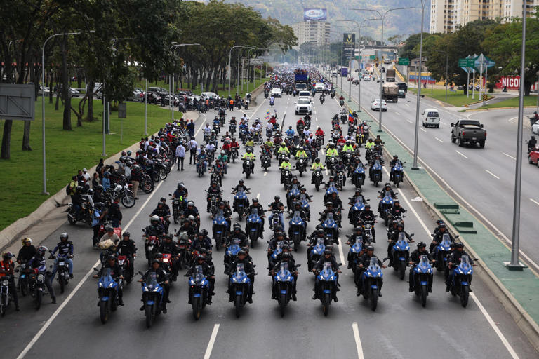 Transportistas chavistas salen en caravana por Caracas para pedir la ...