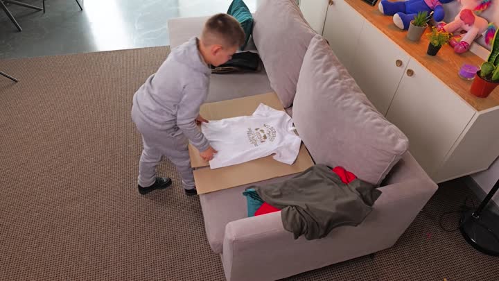 Niño revela genial forma de doblar ropa