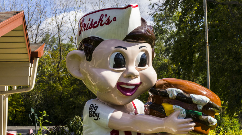 A Frisch's Big Boy statue