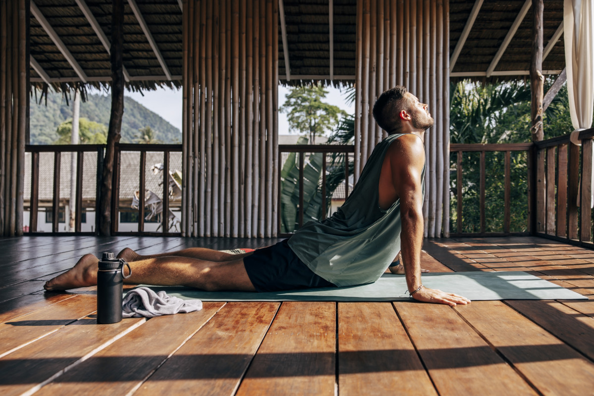 Doing this simple yoga pose daily reduces back pain and makes you feel ...