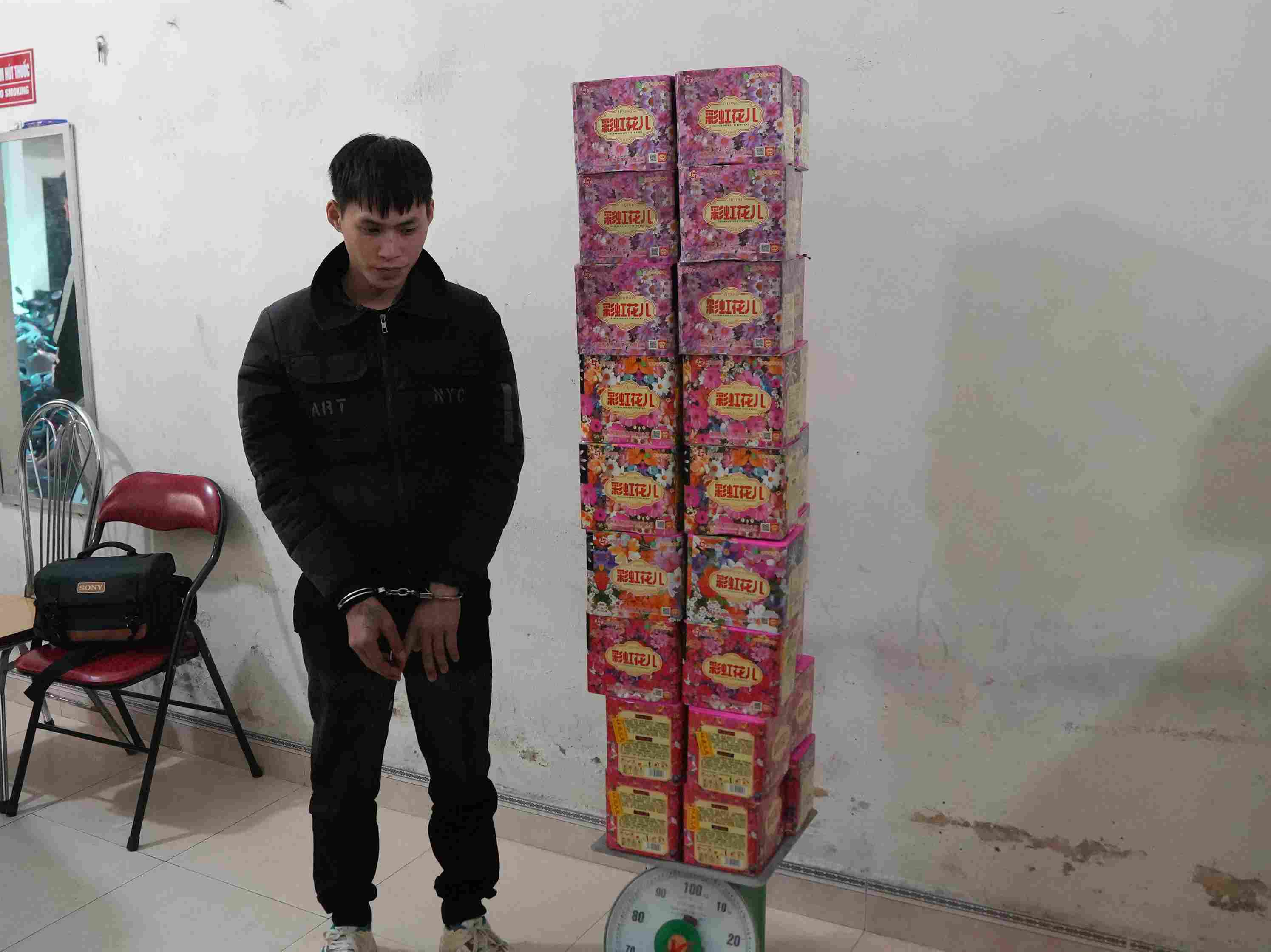 Bắt giữ đối tượng mua nửa tạ pháo nổ để bán kiếm lời