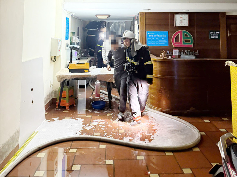 Hà Nội: Giải cứu 7 người trong vụ cháy nhà nghỉ, tạm giữ 1 nghi can