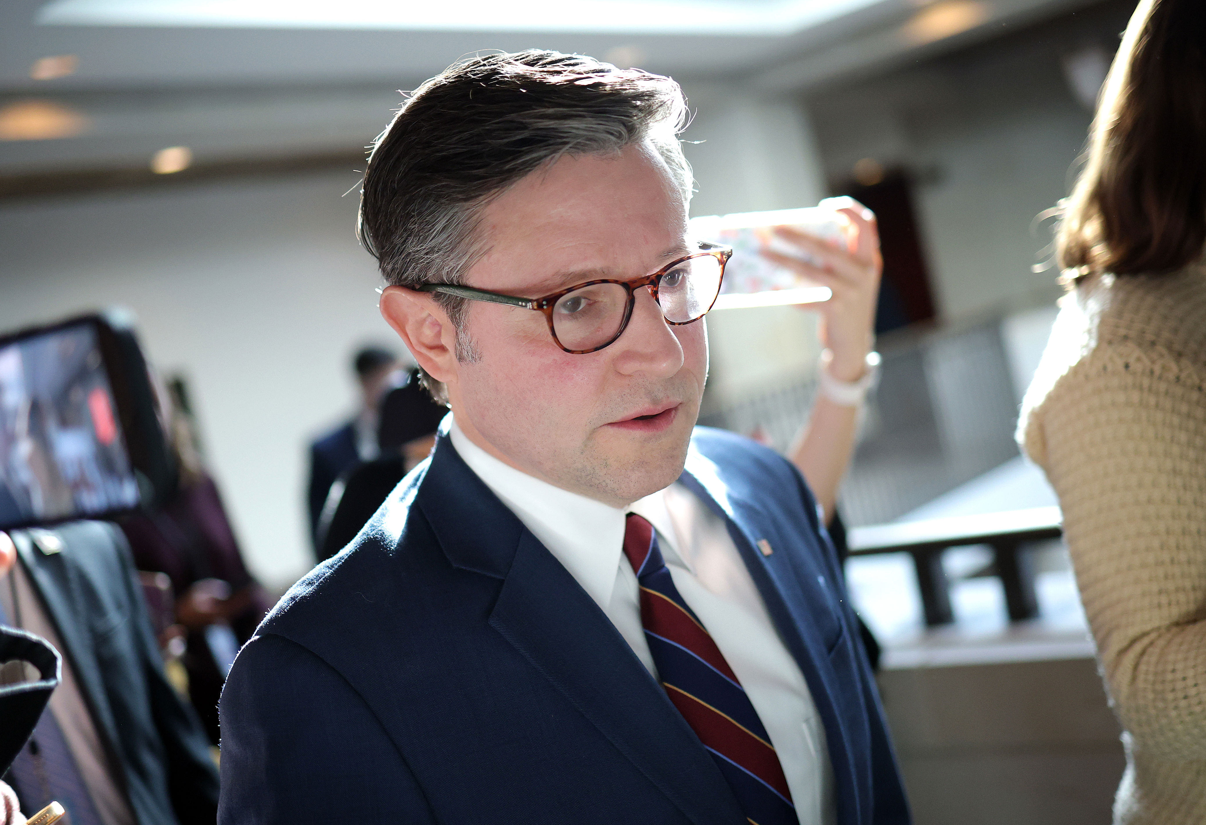 Mike Johnson reacts to Clintons defying Epstein subpoenas<br><br>