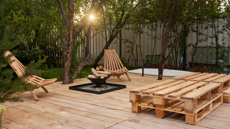 Where to find free pallets for DIY projects