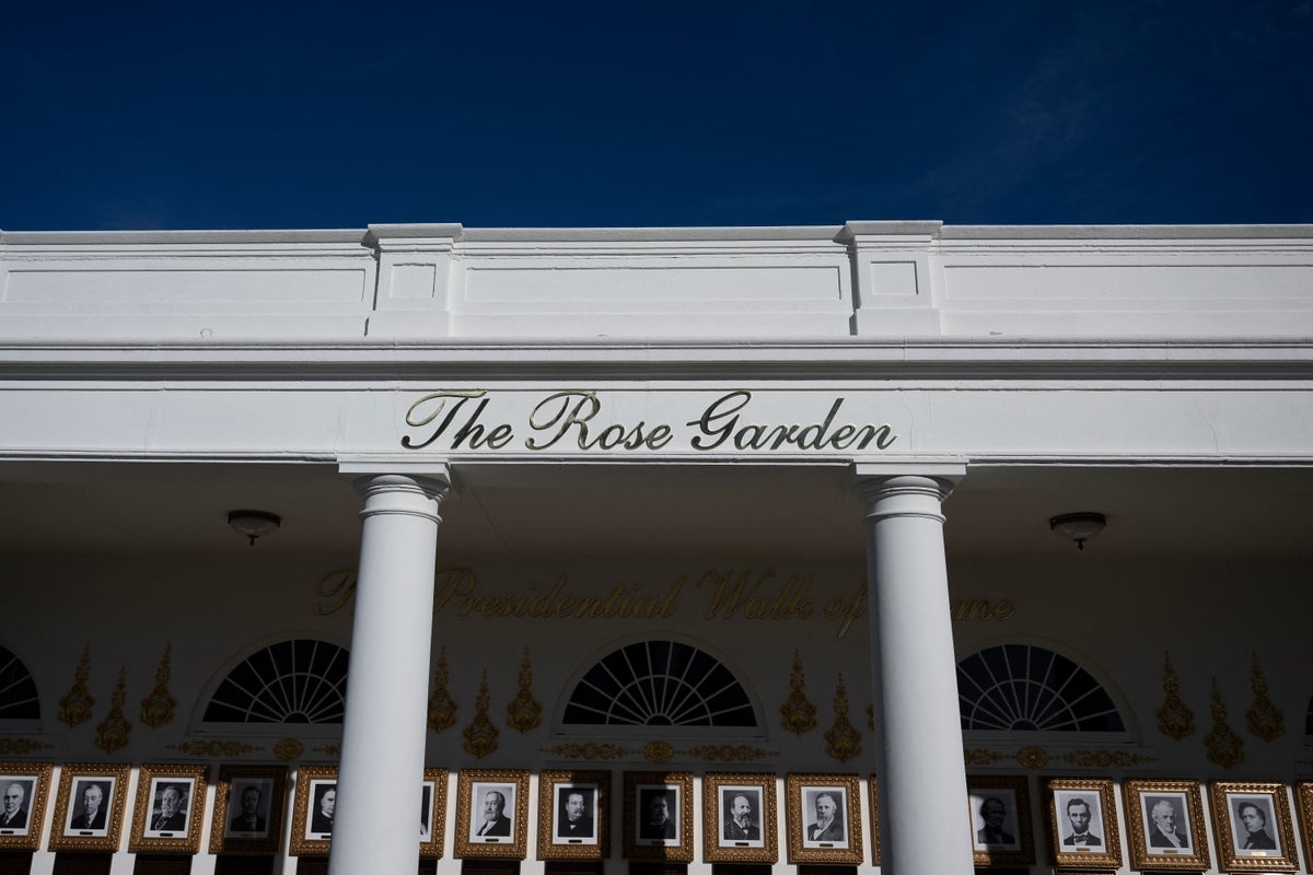 White House adds a new 'tacky' sign for the Rose Garden