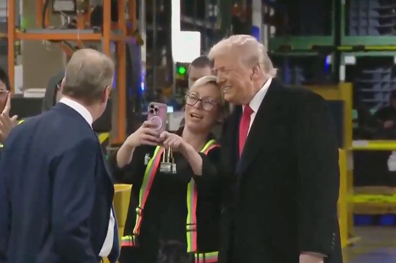 Donald Trump caught in embarrassing selfie malfunction during ...