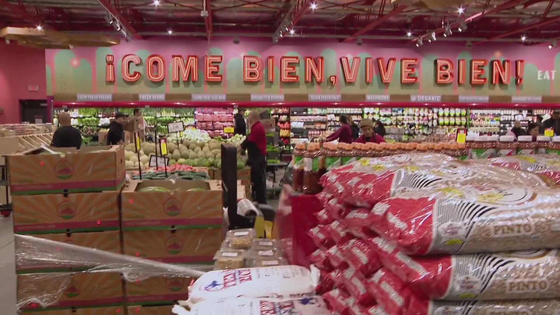 Shoppers check out new Vallarta Supermarket in Glendale