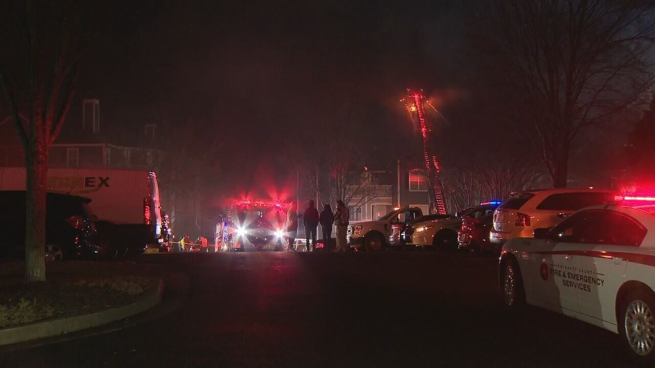 Crews rescue 8 in Gwinnett apartment fire