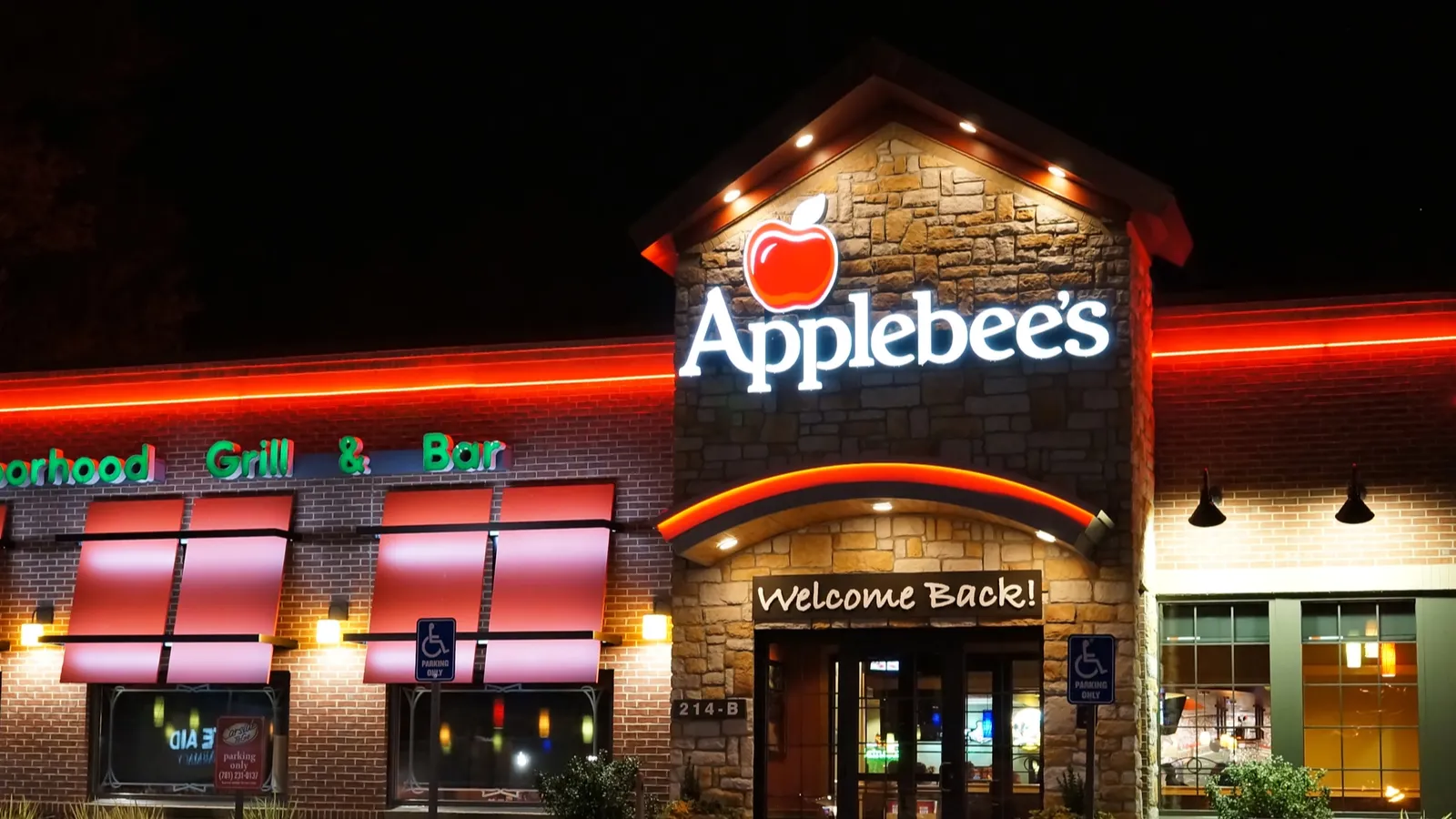 Applebee’s rolls out $6 cocktails and a new cheese dipped burger for 2026