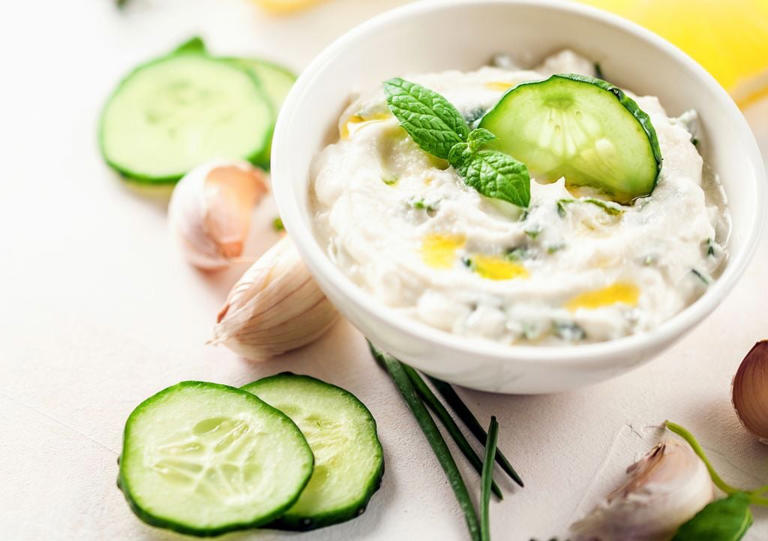 El tzatziki, salsa griega con pepino, le va de miedo a las brochetas de cordero y pollo, así como de verduras.
