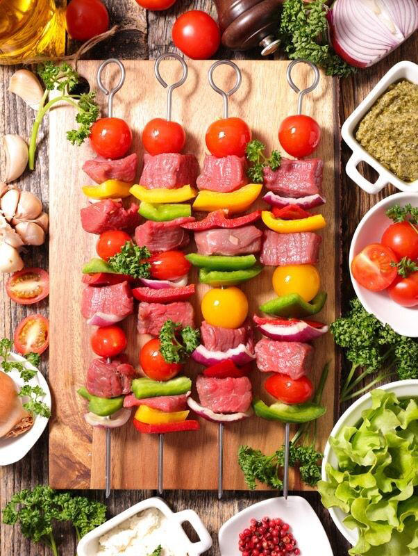 Para hacer brochetas, los vegetales combinan bien entre ellos y con carnes, pescados, aves, etc.