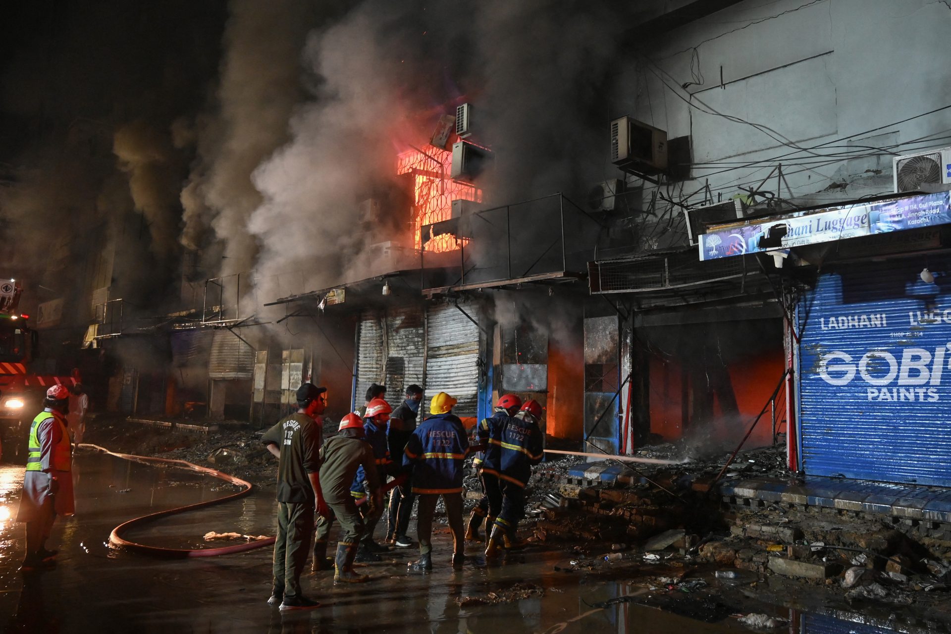Deadly fire in Pakistan: A blaze quickly consumed a shopping center