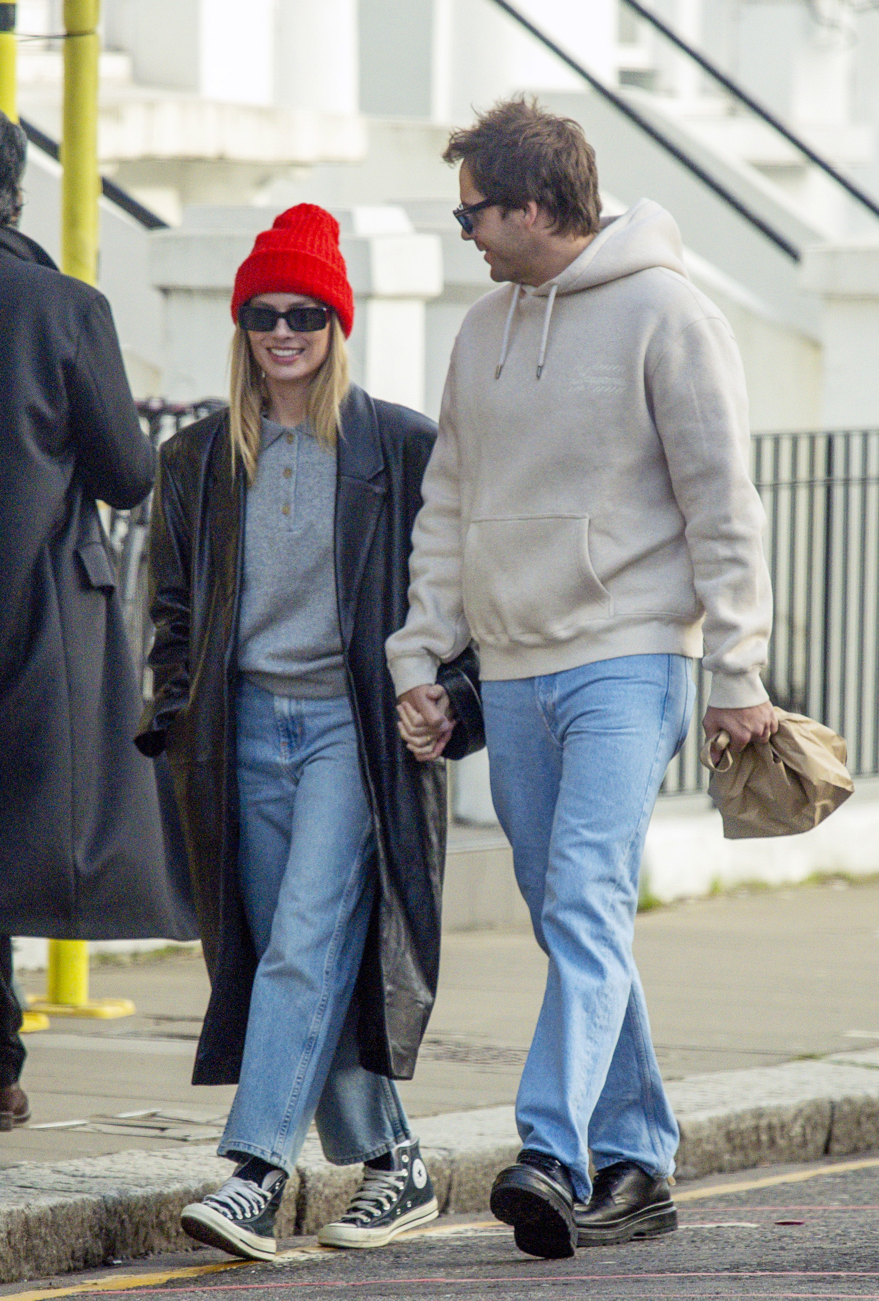 cigarette jeans shoe pairings Cigarette jeans are trending right now—Margot just found the trainer trend  that makes them look best