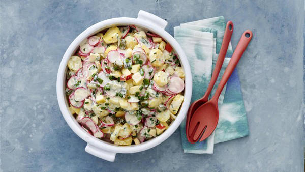 Leichter Kartoffel-Radieschen-Salat mit Joghurt-Kräuter-Dressing