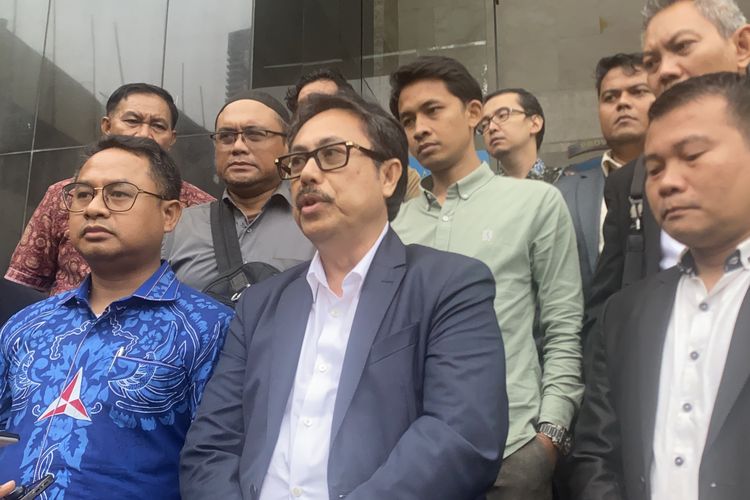 Ketua BHPP DPP Demokrat, Muhajir, bersama tim kuasa hukum memenuhi panggilan pemeriksaan di Mapolda Metro Jaya, Selasa (20/1/2026):