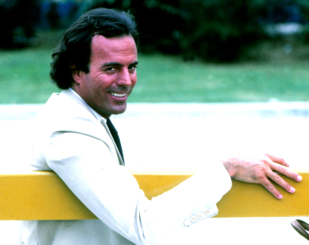 Julio Iglesias, demandado por despido improcedente a tres trabajadores