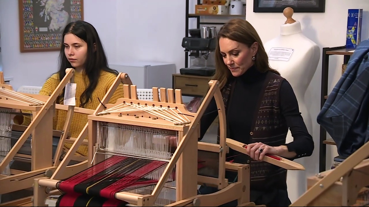 The royal weave: Princess Kate tries weaving tartan scarf
