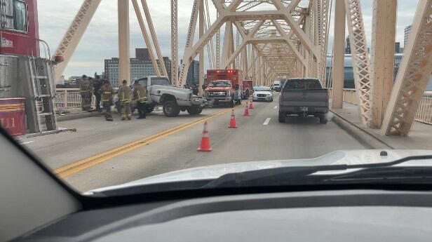 1 injured in Clark Memorial Bridge crash