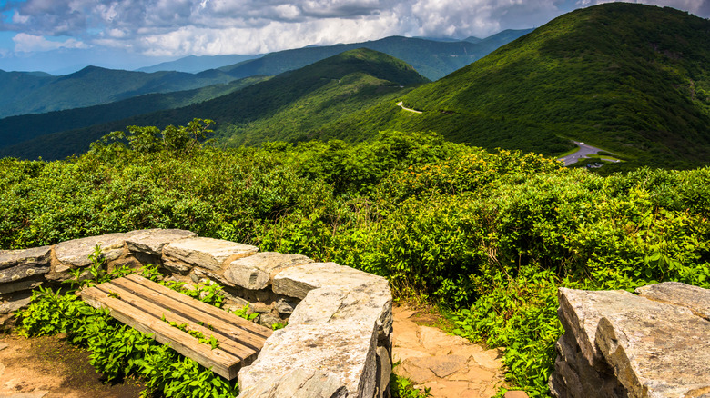 North Carolina's Blue Ridge Mountain trail near Asheville offers ...