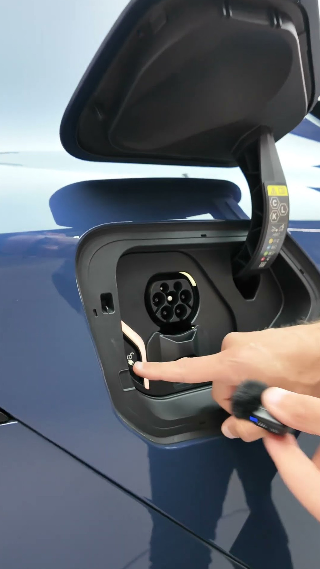 Electric charging flap in the all-new BMW iX3