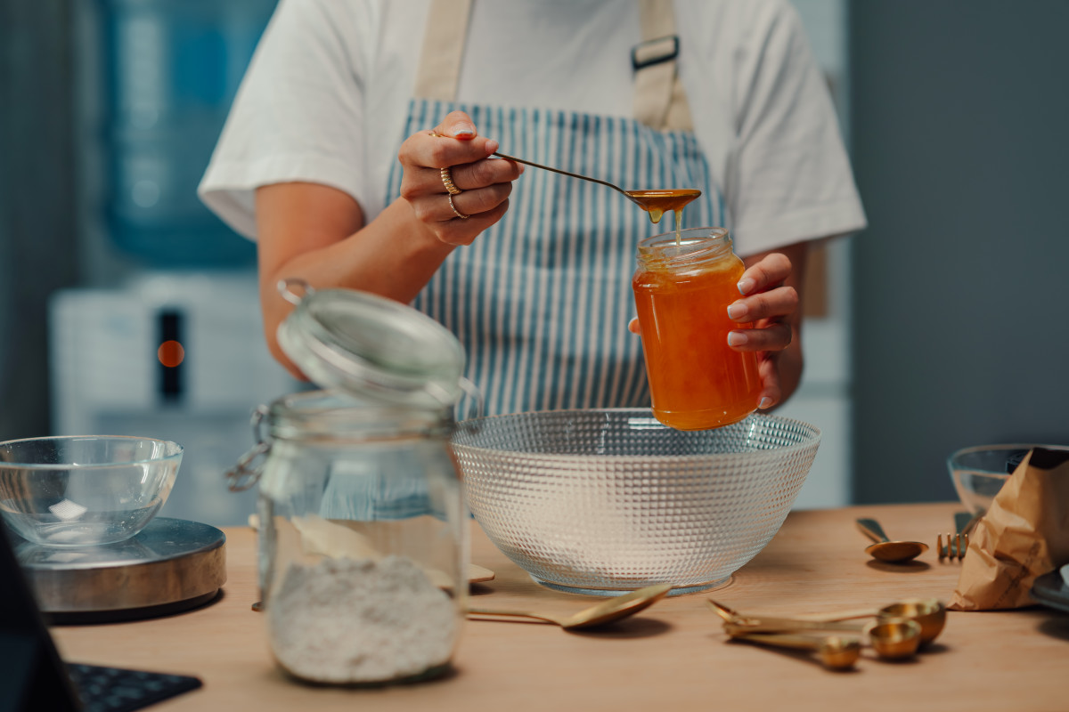 These 2 hacks for measuring sticky ingredients are life-changing