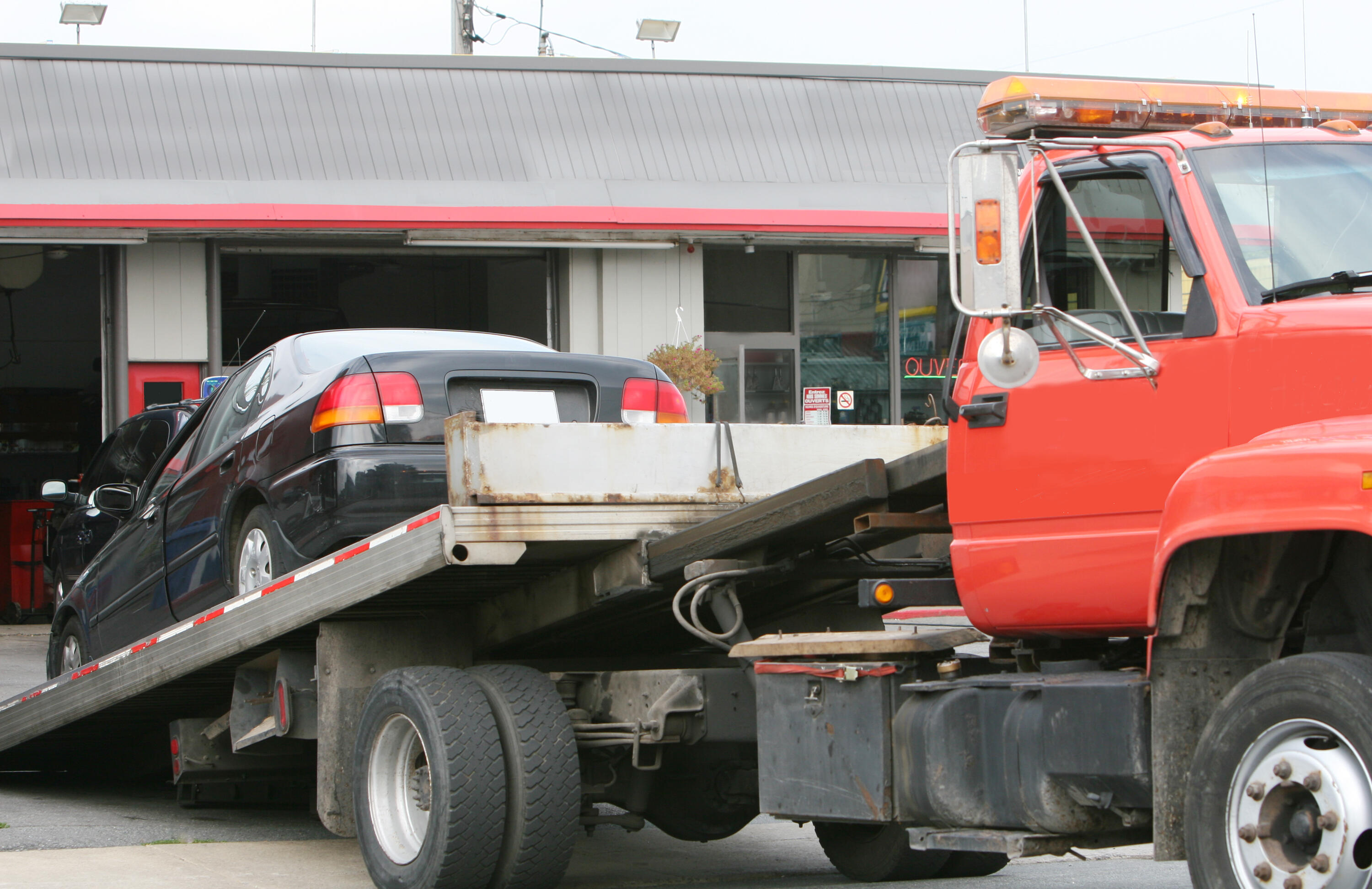 Fake tow truck driver allegedly steals SUV from Tampa crash scene, FHP says