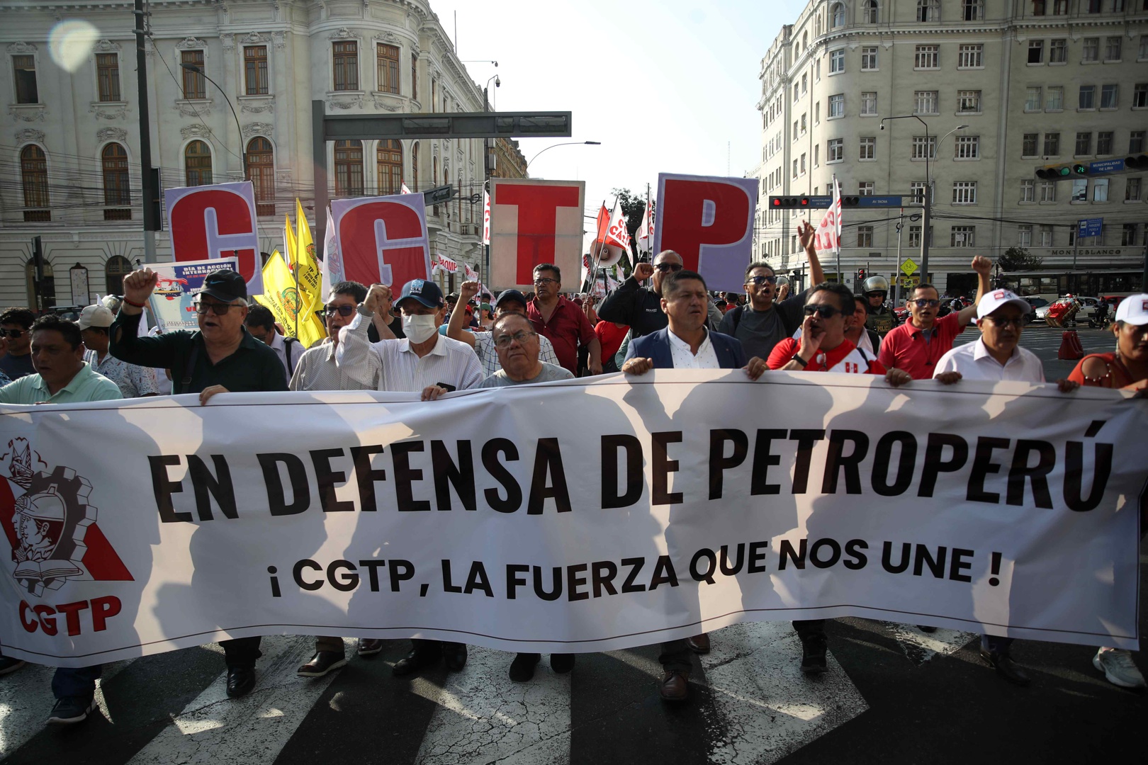 Trabajadores marchan en Lima para exigir que se derogue la ...