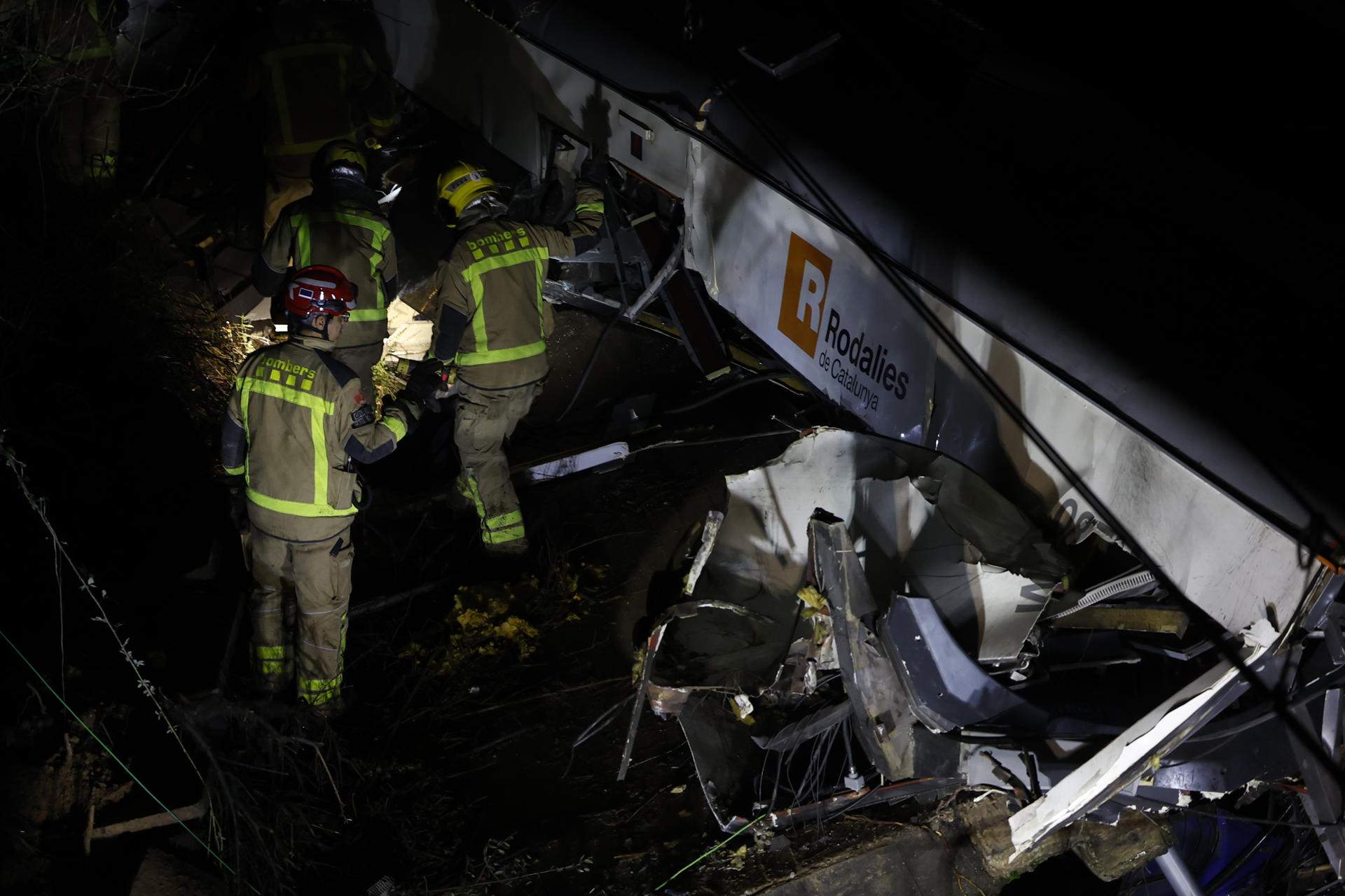 Un muerto y varios heridos muy graves en el choque de un tren R4 de ...