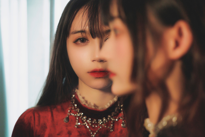 镜中人 vs 真实你：当镜子照出你的“第二人格”，你敢直视吗?