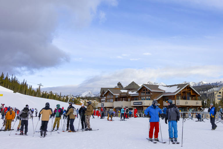 Esquiadores y snowboarders en Big Sky Resort.