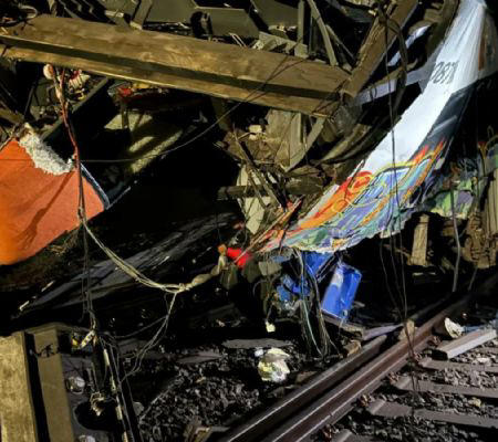 Tren en Barcelona choca contra muro de contención que se derrumbó; hay ...