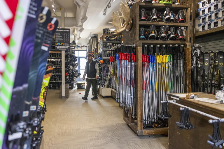 La tienda, propiedad de Dave Alvin (arriba), está en Town Center.