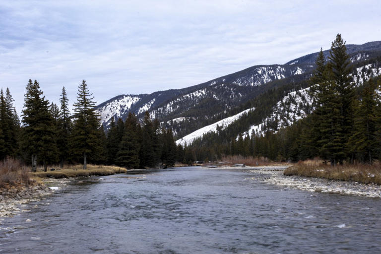 El río está a unas 3 millas al este del centro de la ciudad.
