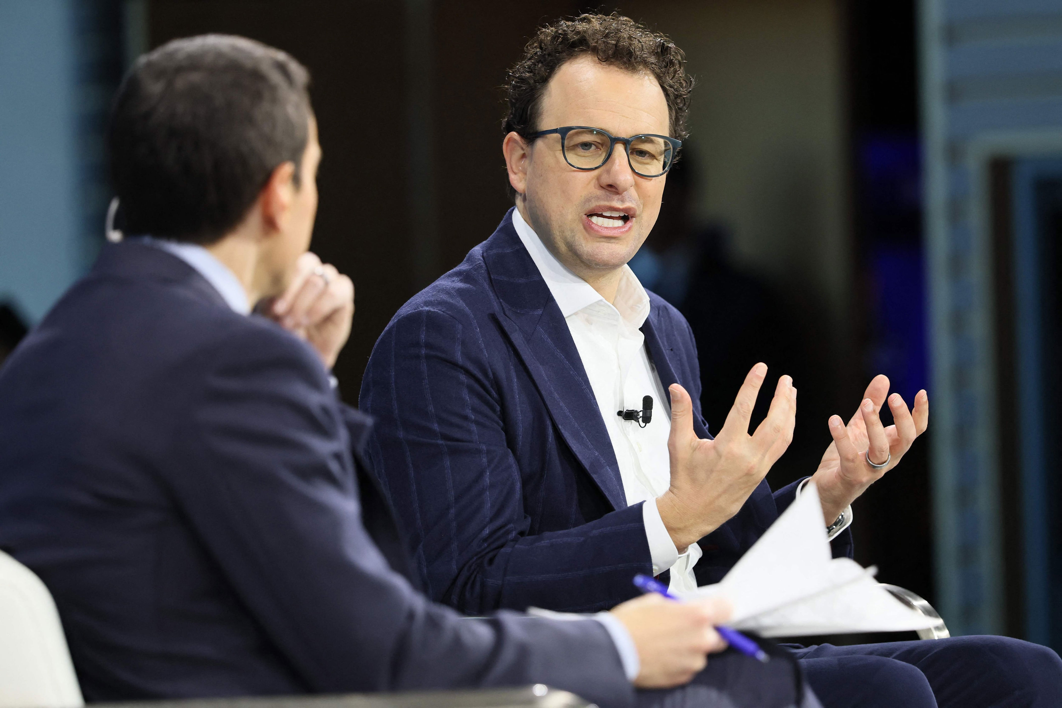 Tech leaders at Davos urge AI regulation amid risks