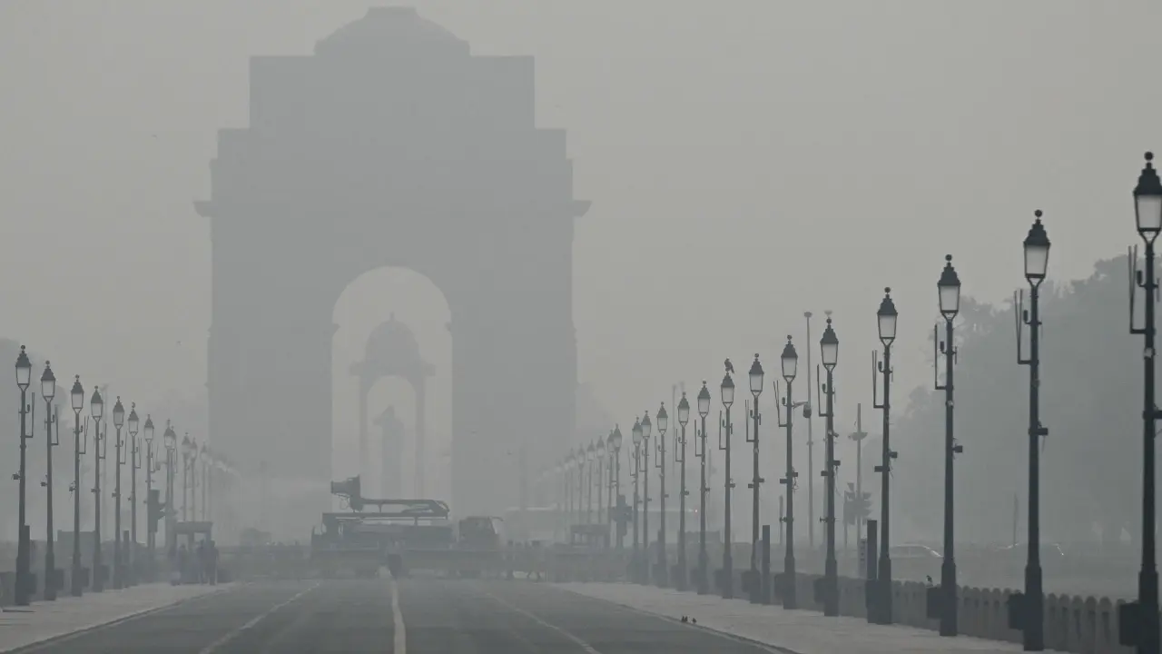 Delhi air quality remains very poor as AQI slips to 341